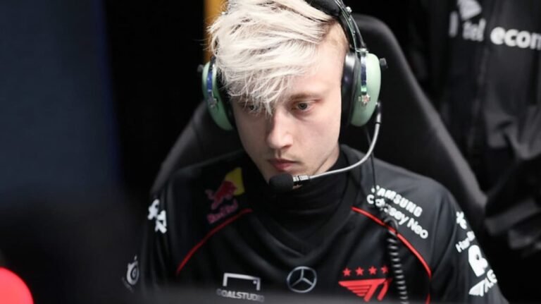 Rekkles playing at a tournament.
